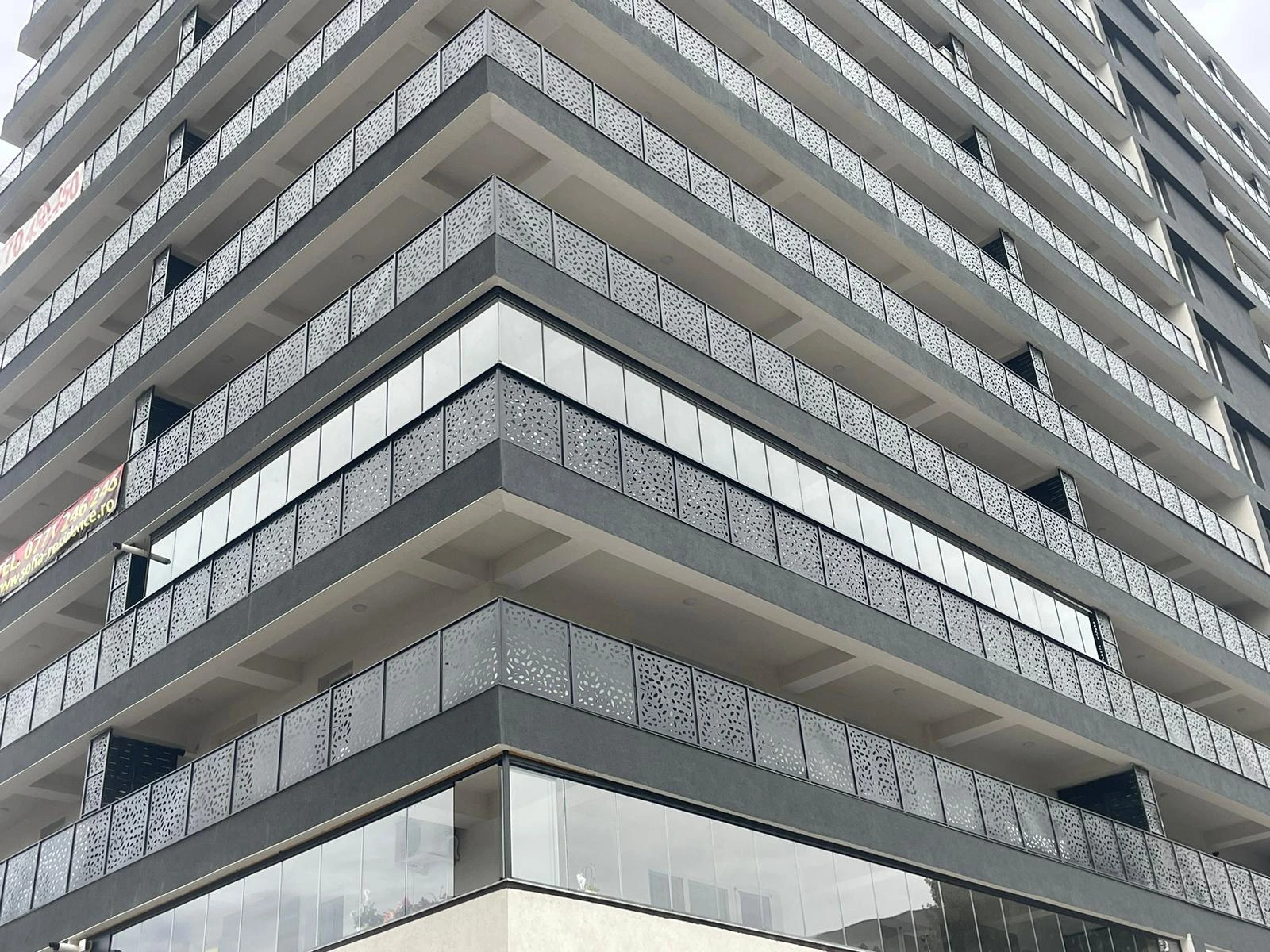 Închideri balcoane: soluții moderne pentru confort și spațiu suplimentar