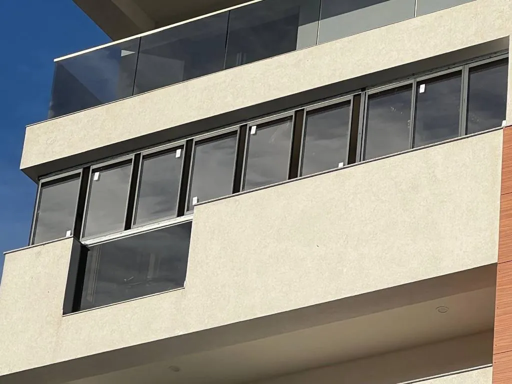 Închideri Balcoane cu Sticlă Securizată