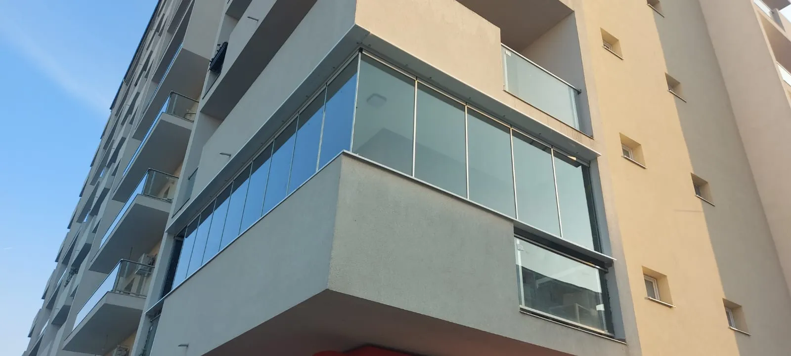 Închideri Balcoane cu Sticlă Securizată