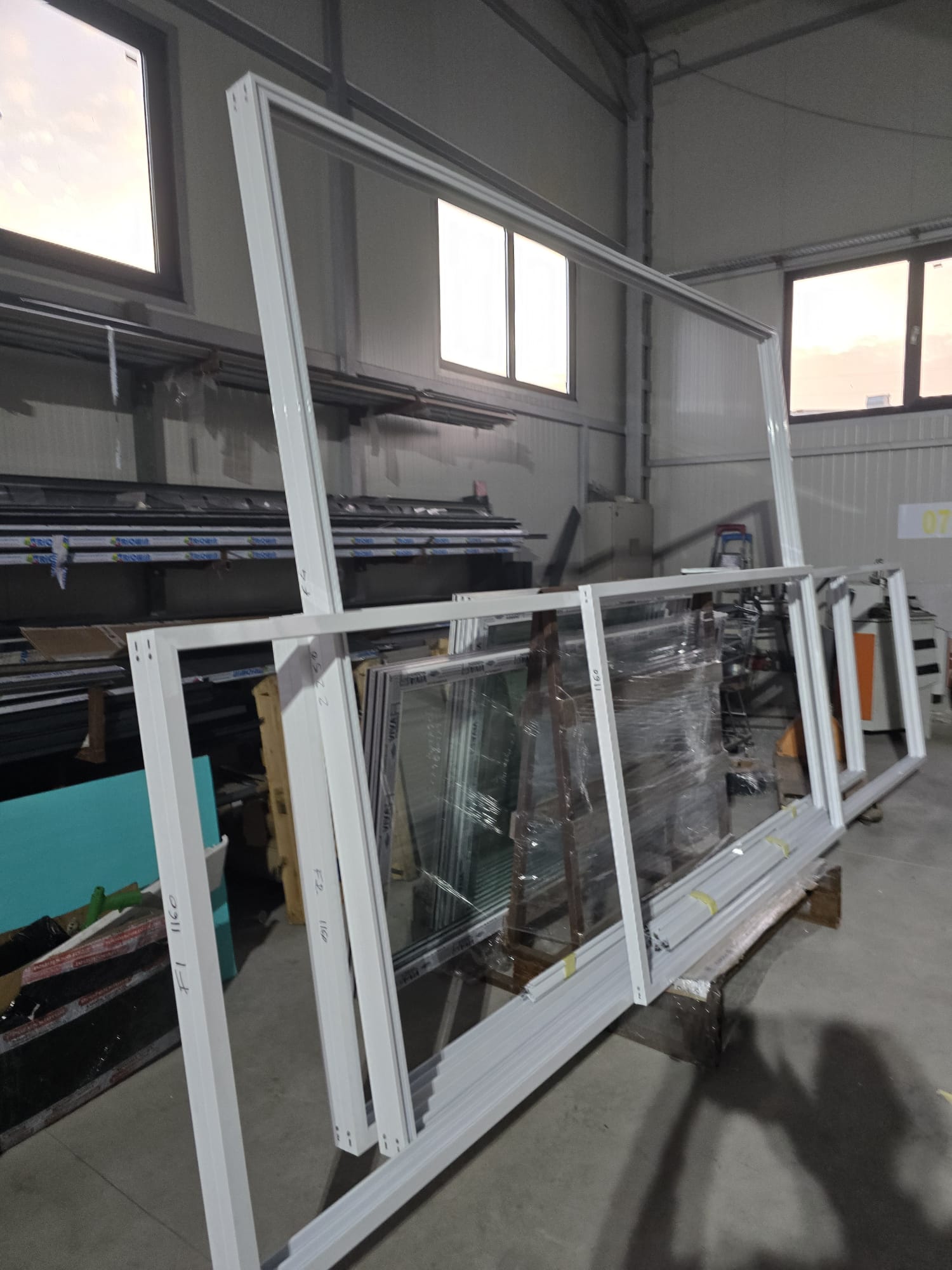 Tâmplărie PVC și Aluminiu