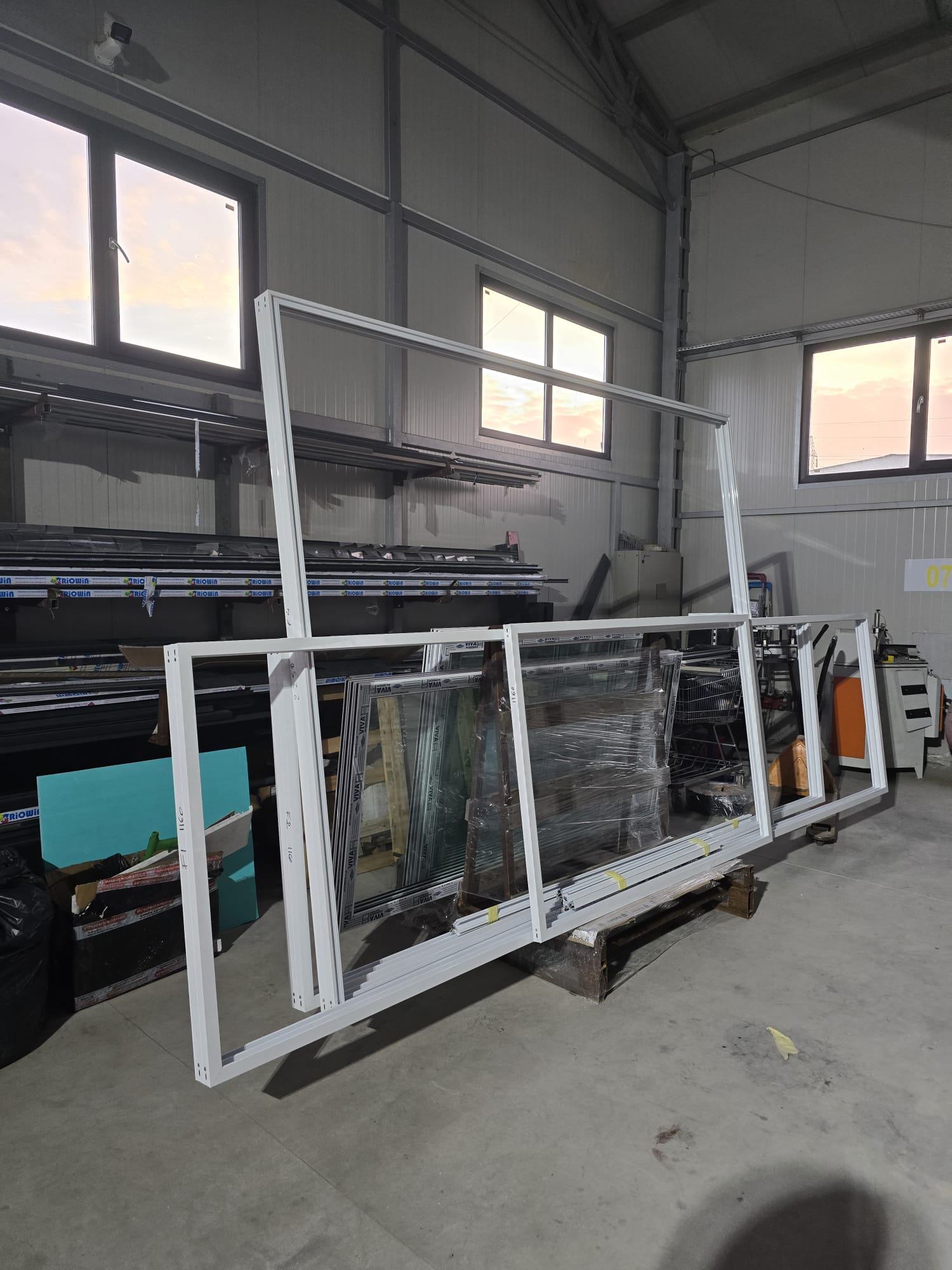 Tâmplărie PVC și Aluminiu